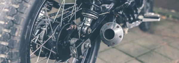 Siden 1. Januar 2022 skal alle danske motorcykler synes. men det gøres ikke ved at du modtager en indkaldelse til nærmeste synshal. Istedet vil Færdselsstyrelsen udpege dem på ved vejsiden. De vil navnlig have stort fokus på støjkravene, som der kan være særdeles heftige bøder for ikke at overholde.