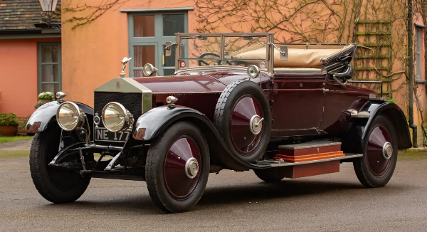 Trods dansk fra ny skal denne Rolls Royce omkring Toldstyrelsens kasseapparat, da den har boet nogle år i England, der i mellemtiden ikke er i EU længere.