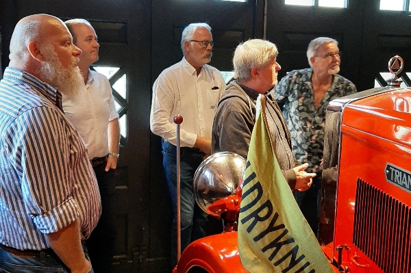 Gentofte Brandmuseum bestyrelsesformand Anders Holde, viser med stolthed en af de 4 danskbyggede Triangel-vogne museet i dag råder over.