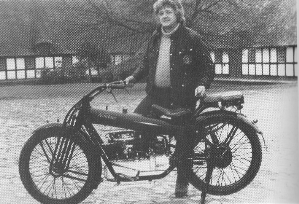 Billedet af Villy Poulsen med Nimbus Kakkelovnsrør, er fundet i hans udgivelse ’Veteranjournalen’ fra 1992