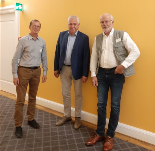 Med en ministerpost på CV’et, og en nuværende position som formand for kulturudvalget, der er Hans Christian Schmidt (V), den helt rigtige at få i tale.