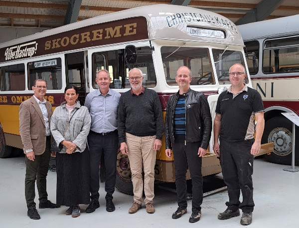 Motorstyrelsens direktør her flankeret af Motorhistorisk Samråd, og busanlæggets chef Morten E. Storgaard, foran deres unikke nyrenoverede Volvo bus kaldet 00 15.