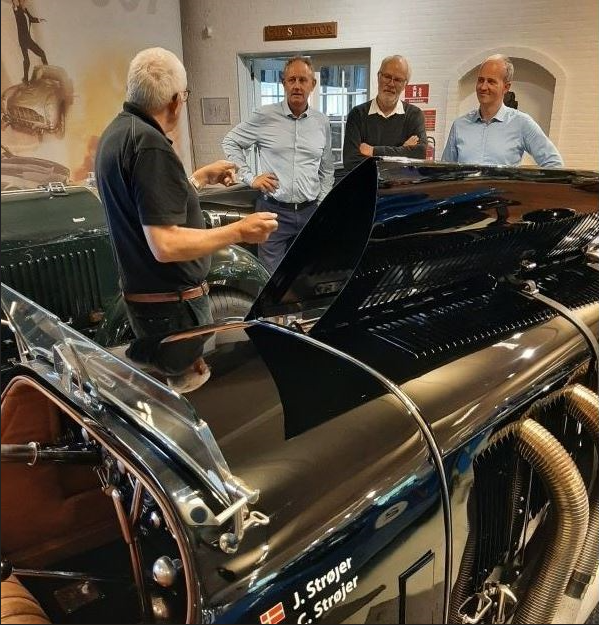 Det er historiefortælling for alle sanser, når den gamle Mercedes startes op for Motorstyrelsens direktør, MhS formand Steen Rode-Møller og vores bestyrelsesmedlem Christian V. Therkelsen