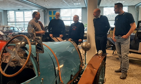 Motorstyrelsens værdifastsættere, med speciale i veterankøretøjer, lyttede meget interesseret da Sommer museets mekaniker Ib Rasmussen fortalte om de enkelte køretøjer