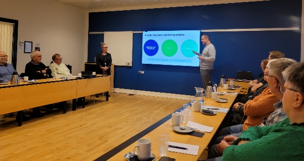 Anja Kahr ser til mens Emil Schaumann forklarer om afgiftsværdifastsættelse