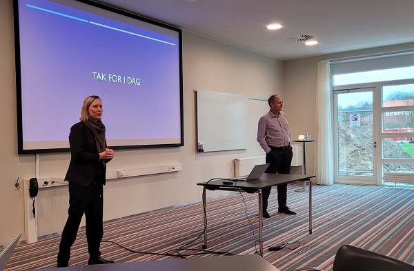 Den nye vicedirektør for Færdselstyrelsen, Benedicte Christoffersen og Jørgen Rasmussen, direktør for Motorstyrelsen, ledte de mange branchefolk gennem et møde vedrørende styrelsernes snitflader.