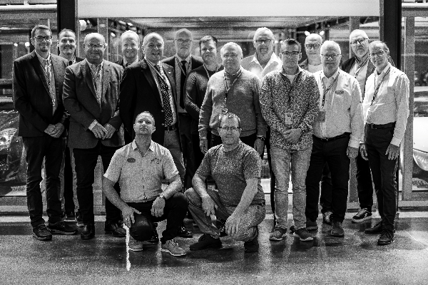 Deltagerne tog opstilling i Classic Car Houses bilhotel, for det traditionelle gruppebillede. Foto: Peterej Photo