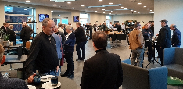 I pauserne går snakken livligt omkring det der er blevet lagt frem fra podiet i mødesalen. Det er her Det Motorhistoriske Årsmøde virkelig giver bonus for de delegerede.