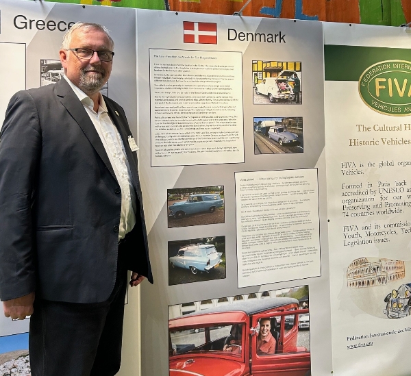 FIVAs vicepræsident Lars Genild foran den danske planche i Bruxelles