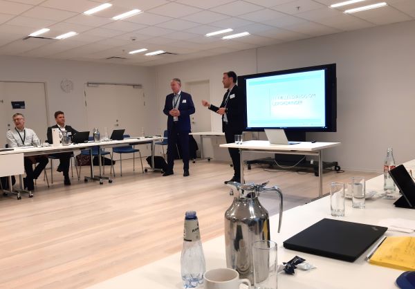  -Direktør Jørgen Rasmussen (Motorstyrelsen) og Direktør Stefan Søsted (Færdselsstyrelsen) i dialog med autobranchens mange fremmødte interessenter. 