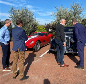 Motorhistorisk Samråds repræsentanter havde fundet hver en favorit i deres samling, som de kunne vise frem foran museet. Det er Christian V. Therkelsens Kellison J5, og formandens Mercedes 170