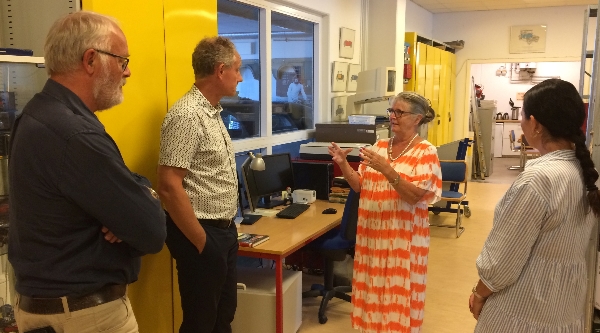 Motorstyrelsens direktør, Jørgen Rasmussen, lytter interesseret da formand for Dansk Veteranbil Klub, Dorte Stadil fortæller om arbejdet med det omfattende bibliotek