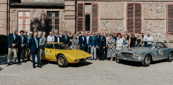 Fællesfoto foran FIVA’s kontor i Automotoclub Storica Italiano (ASI) domicil i Torino.