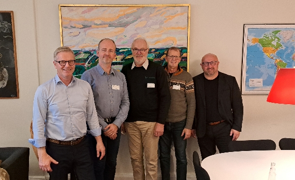 Lige så harmonisk opstillingen er på billedet, lige så harmonisk forløb samtalen på det Socialdemokratiske Christiansborgkontor