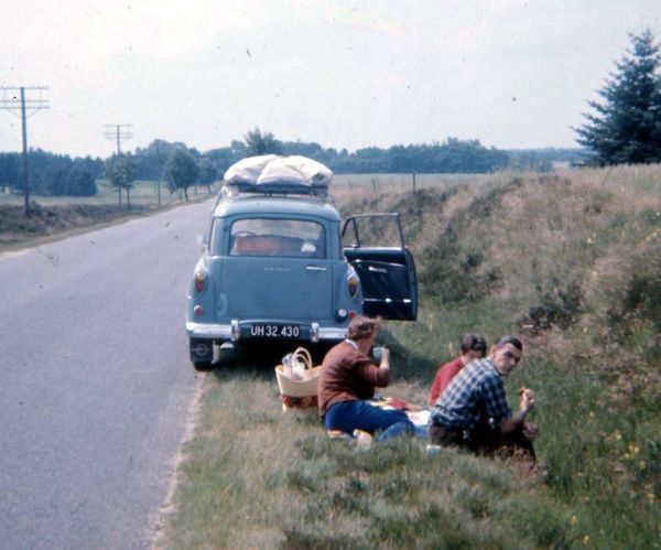 Det var måske nok en anden tid, med stoppet ved en grøftekant med madpakker og termokanden. Prøv det igen den 5. juni på den Motorhistoriske Køredag. 