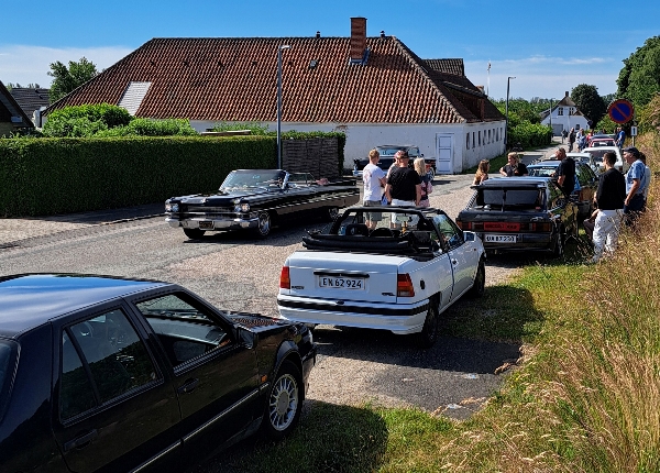 Et billede fra afgangen i Korsør, hvor den ældste var en VW fra 1959, og nyeste en Saab 9000 fra 1994. Der var lige så stor aldersspredning på deltagerne.