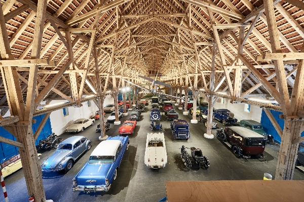 Det Motorhistoriske Museums netværk består af både store og velkendte museer, og små spændende og ofte ukendte samlinger. Vi samler dem alle, og du finder dem på vores hjemmeside. (Foto: Egeskov Slot)