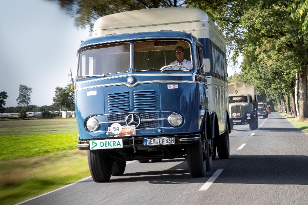I vores nabolande er de vilde med de historiske lastbiler. Sommeren igennem kommer lastbilsejere til små og store arrangementer, også gerne langvejs fra (Foto med tilladelse fra: Daimler Truck AG)