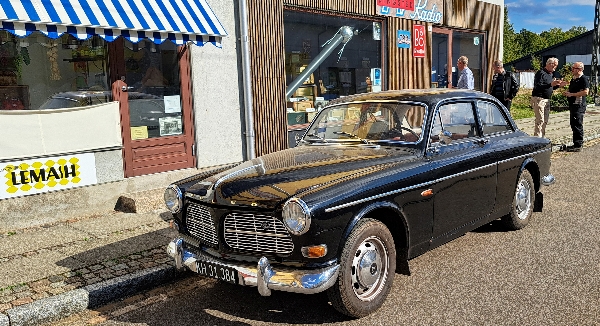 De smukke tidstypiske forretningsfacader på hovedstrøget, var i dagens anledning pyntet ekstra med Buschefen Morten E. Storgaards egen Volvo Amazon