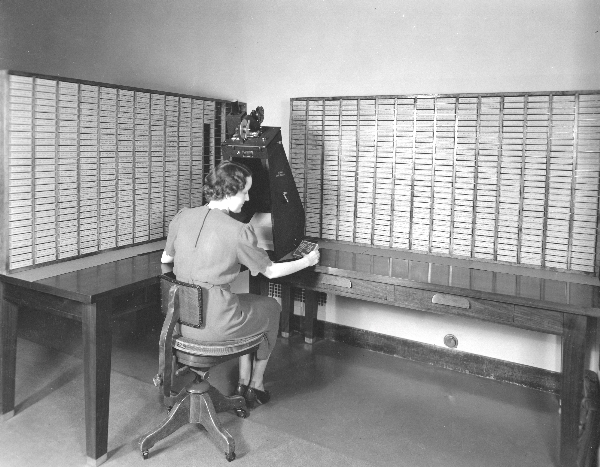 	Opbevaring af data om de danskregistrerede køretøjer, er kommet videre end papirarkiver og mikrofilm, men overgang i 2012 til digitale medier skaber i dag fortsat store udfordringer