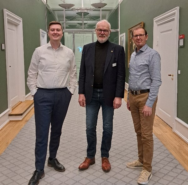 MF Frederik Bloch-Münster (C) med formand Steen Rode-Møller og Sekretariatsleder Johnny B. Rasmussen