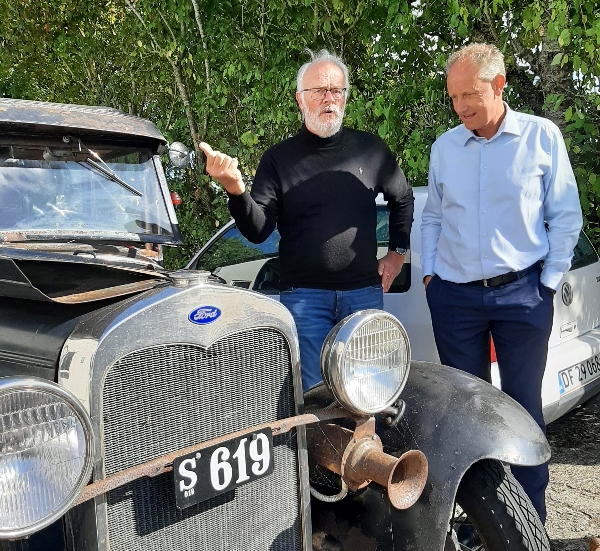 Formand Steen Rode-Møller forklarer Motorstyrelsens direktør, Jørgen Rasmussen, om Steens egen patinerede, og helt historisk korrekte, Ford A fra 1930